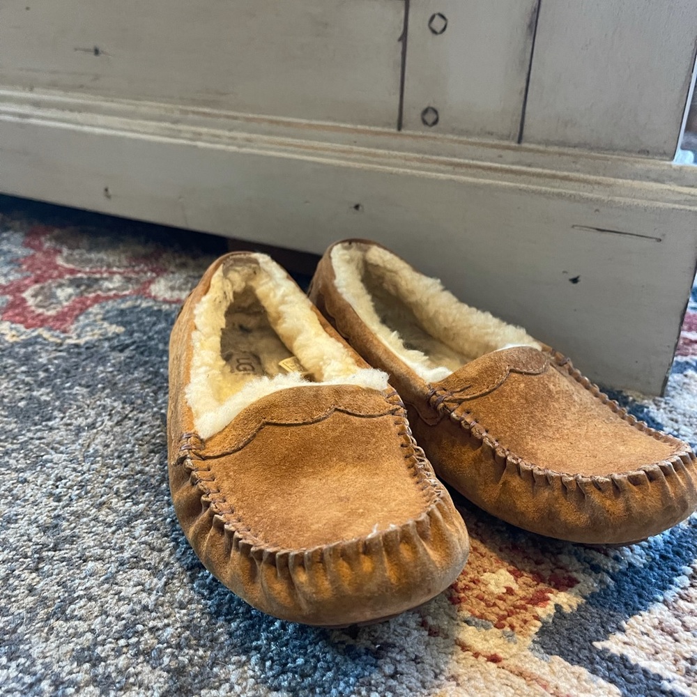 Authentic Women’s Ugg Moccassin’s Chestnut Size 7